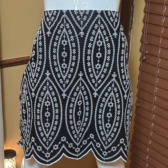 LOFT Black & White Embroidered Scalloped Mini Skirt Easter / Spring sz 4 - Picture 1 of 8